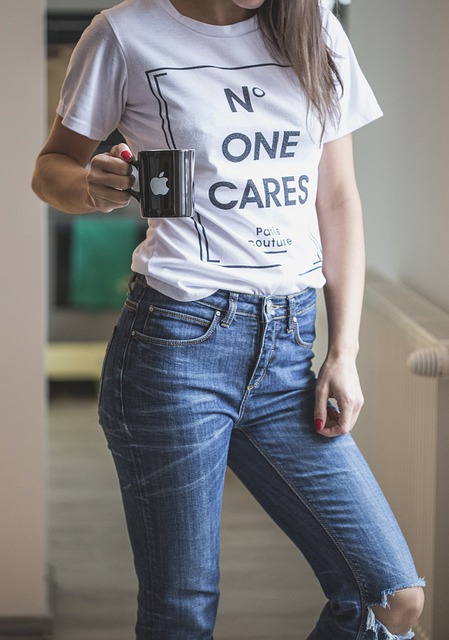 girls-wearing-indigo-jeans-and-t-shirt